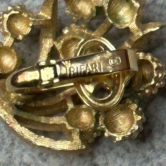 Vintage Crown TRIFARI Textured Gold Tone Swirl Clip-On Earrings - Picture 3 of 3